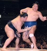 Tochiazuma wins again at New Year sumo
